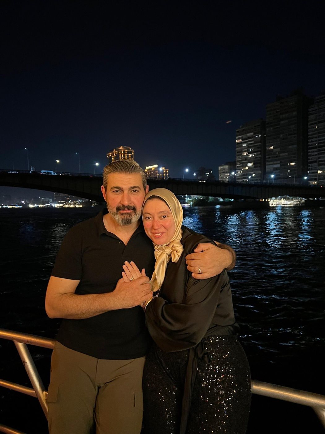 الفنان ياسر جلال يحتفل بعيد ميلاد زوجته