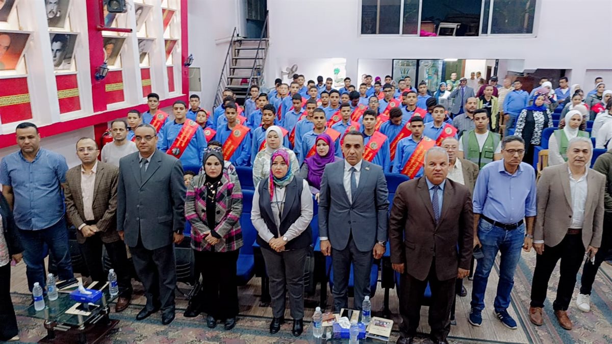 مدير تعليم الفيوم يشهد عرض 