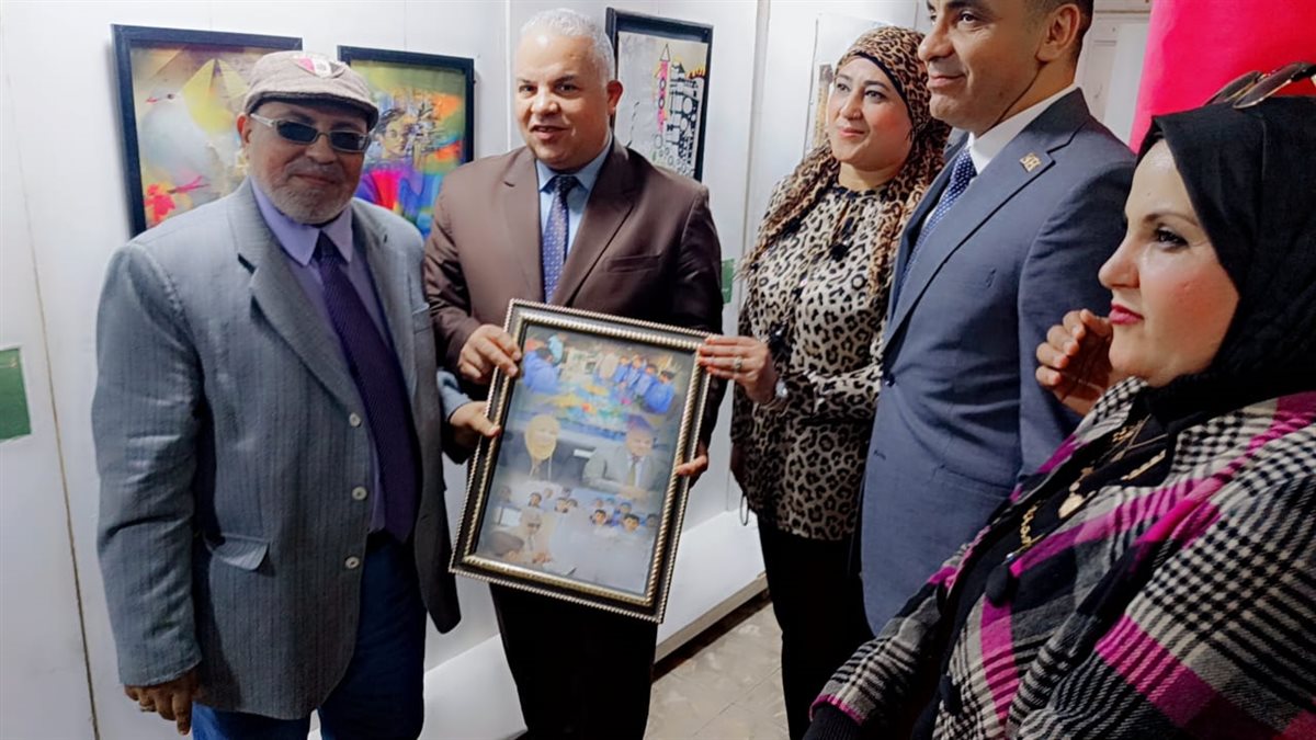 مدير تعليم الفيوم يشهد عرض 
