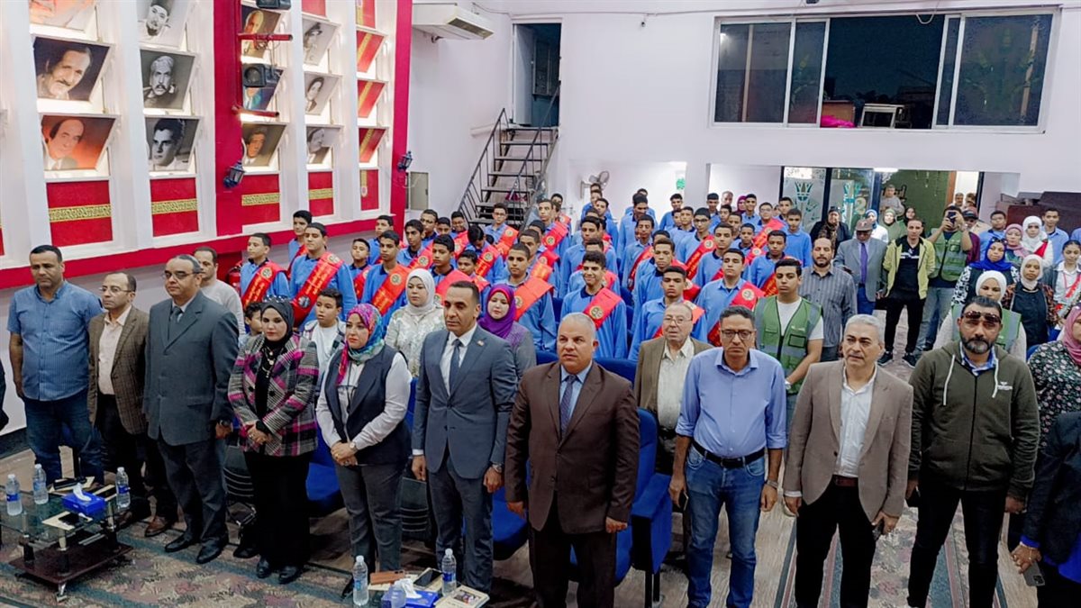 مدير تعليم الفيوم يشهد عرض 