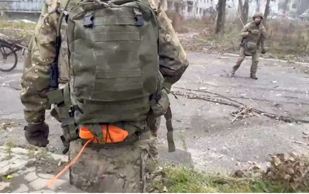 فيديو جنود روس يتجولون في بوكروفسك