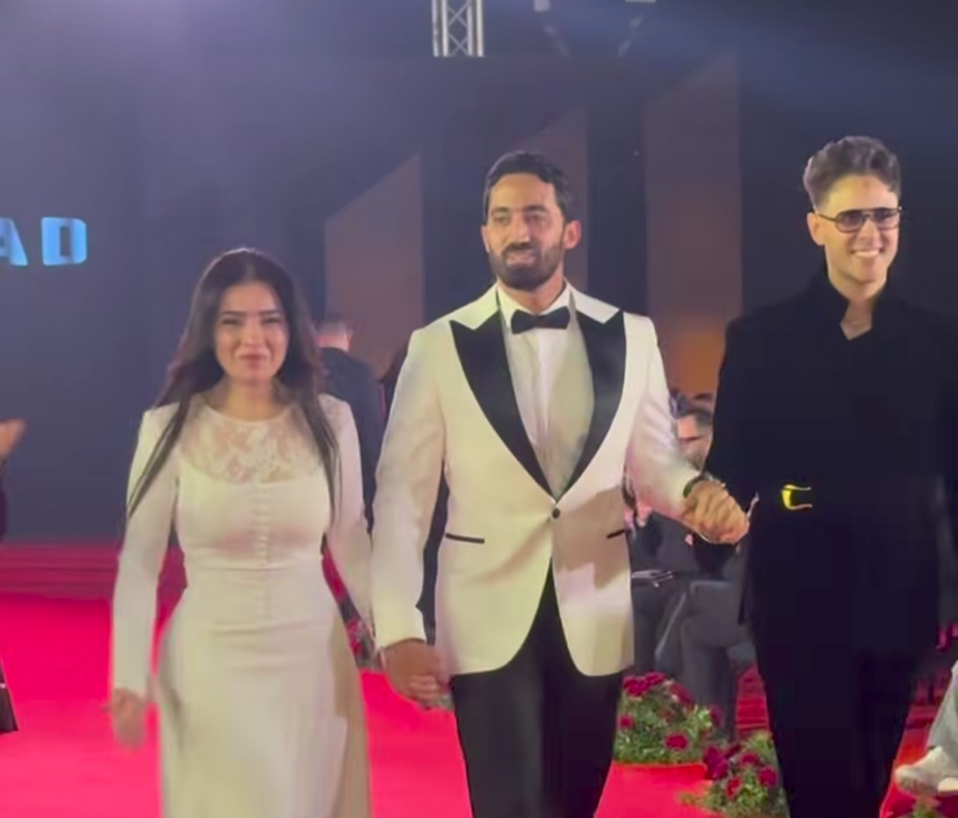 مي عز الدين وزوجها أحمد تيمور ومصمم الأزياء إسلام سعد 