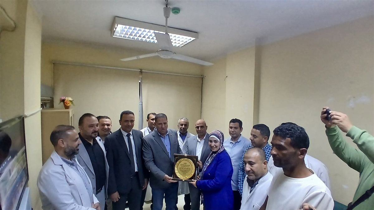 السكرتير العام للفيوم يتفقد تشغيل أجهزة الليزر الجديدة بقسم المسالك بمستشفى طامية المركزي