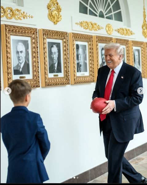 ترامب يلعب بالكرة مع أحد أحفاد بممر المكتب البيضاوي 