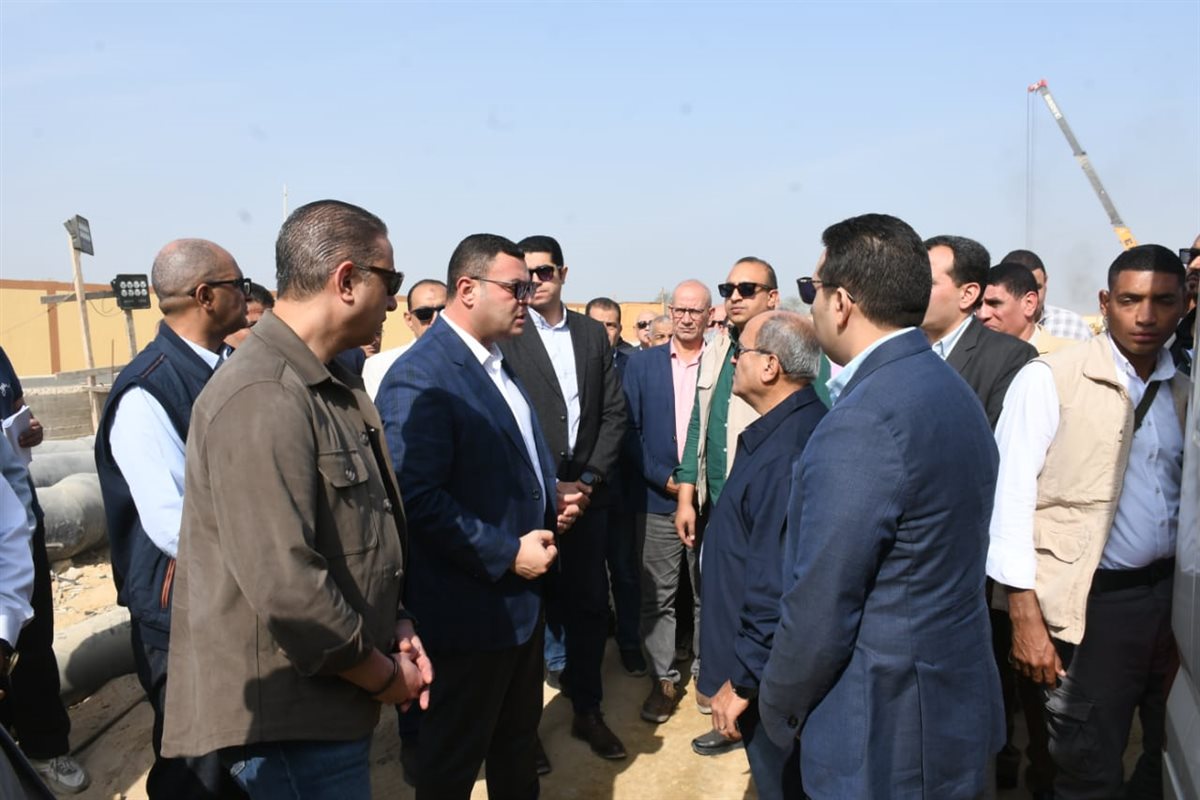 وزير الإسكان ومحافظ الفيوم يتفقدان توسعات محطة معالجة كحك بمركز يوسف الصديق