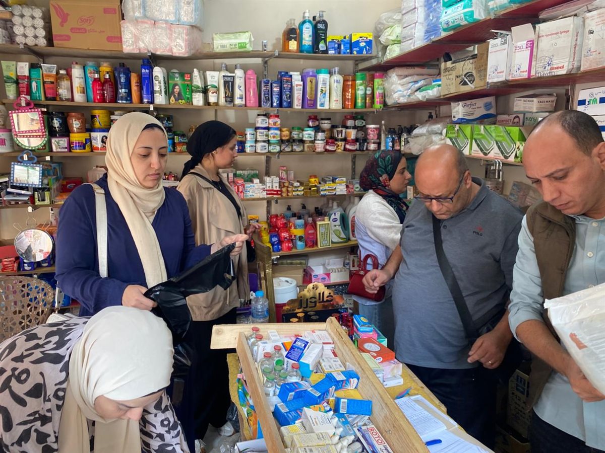 مديرية تموين الفيوم وهيئة الدواء المصري يضبطان صيدلية بها أدوية مهربه خاصة بالتأمين الصحي