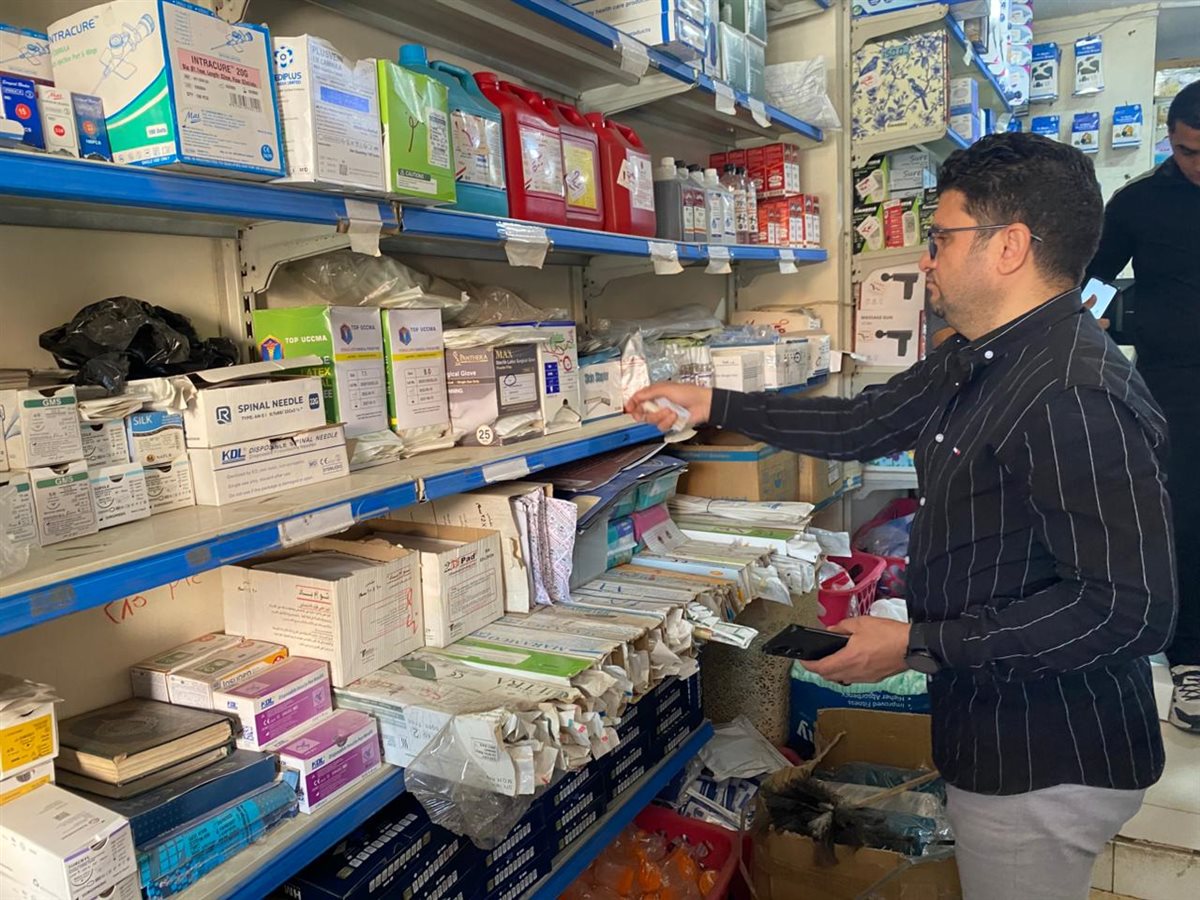 مديرية تموين الفيوم وهيئة الدواء المصري يضبطان صيدلية بها أدوية مهربه خاصة بالتأمين الصحي