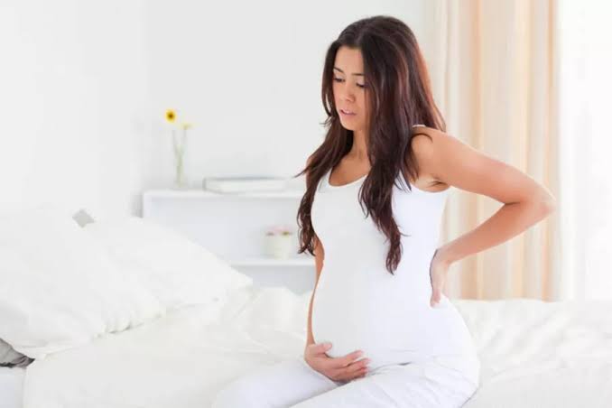 الهرمونات والحمل والولادة وراء اختلاف ألم الظهر عند النساء