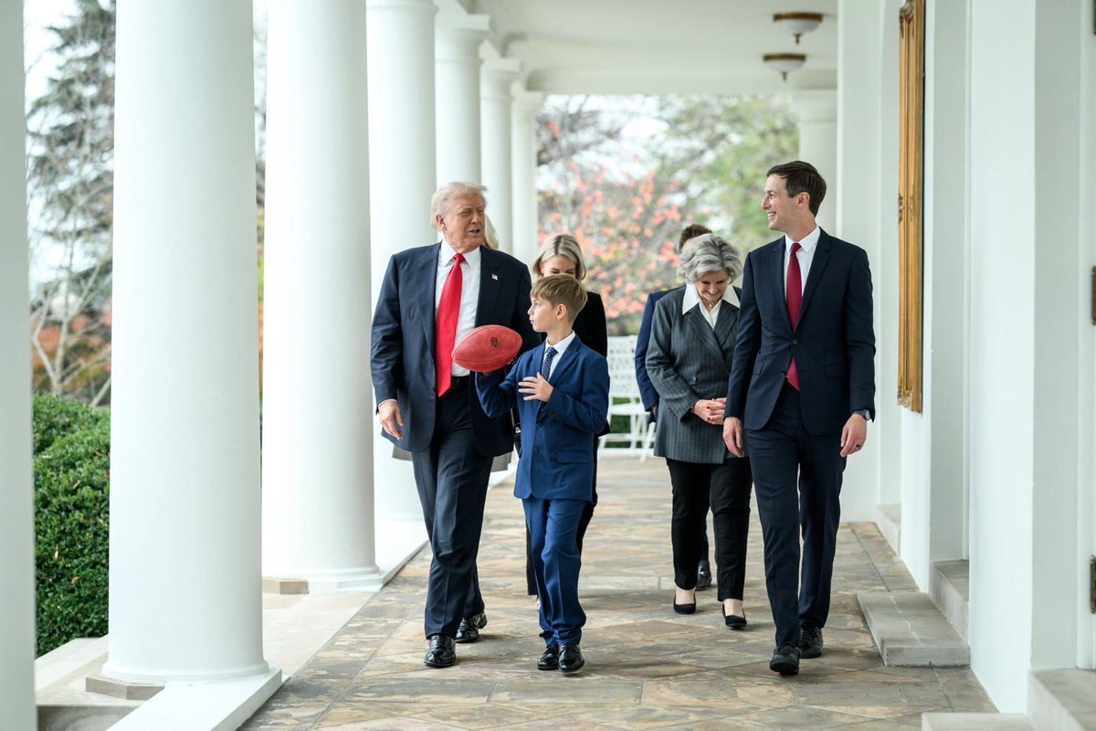 <strong>ترامب يلعب بالكرة مع أحد أحفاد بممر المكتب البيضاوي </strong>