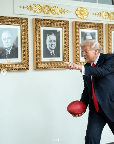 <strong>ترامب يلعب بالكرة مع أحد أحفاد بممر المكتب البيضاوي </strong>