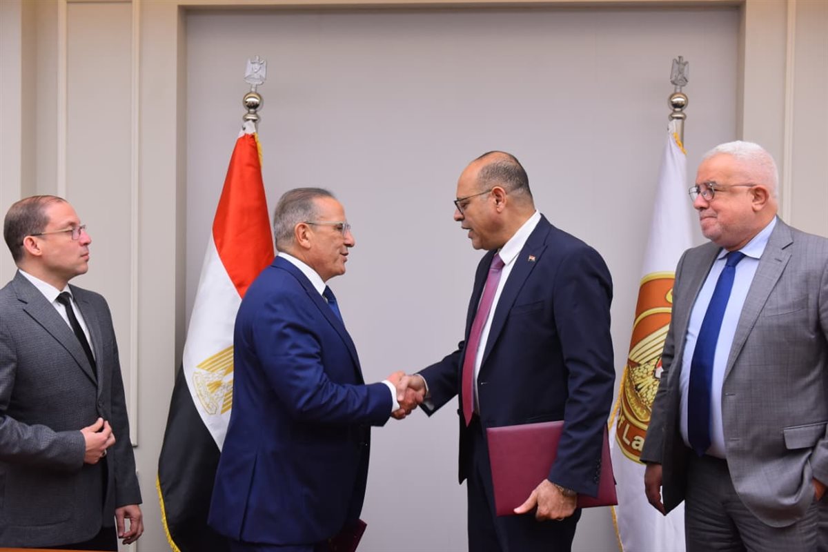 جانب من التوقيع