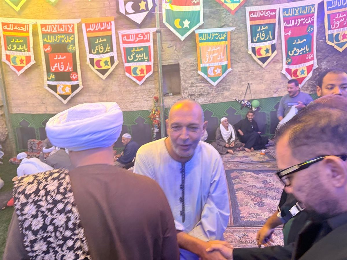 شيخ الطريقة الرفاعية في الليلة الختامية لمولد السيدة سكينة