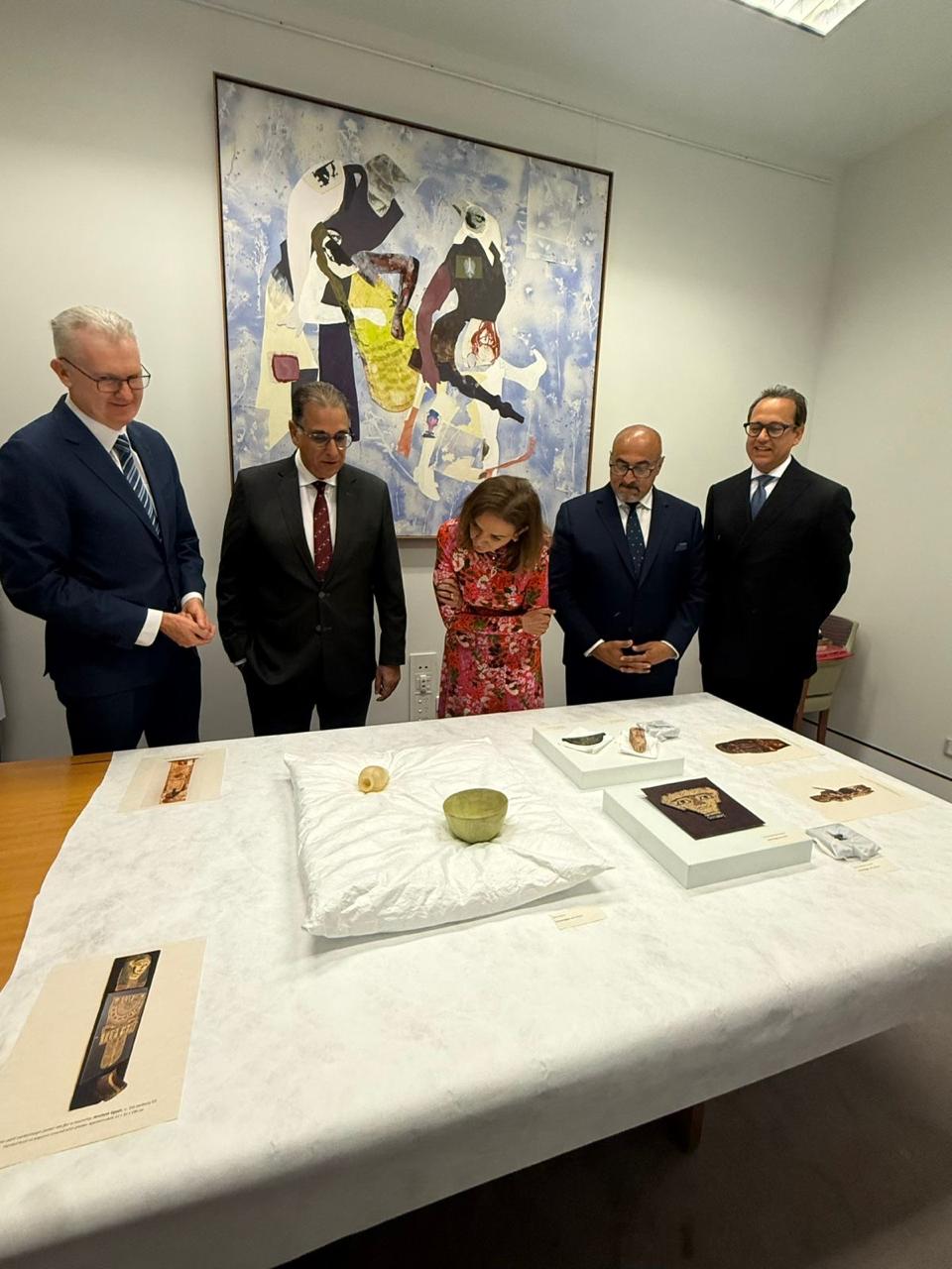 <strong>استراليا تسلم 17 قطعة اثرية نادرة إلى مصر</strong>