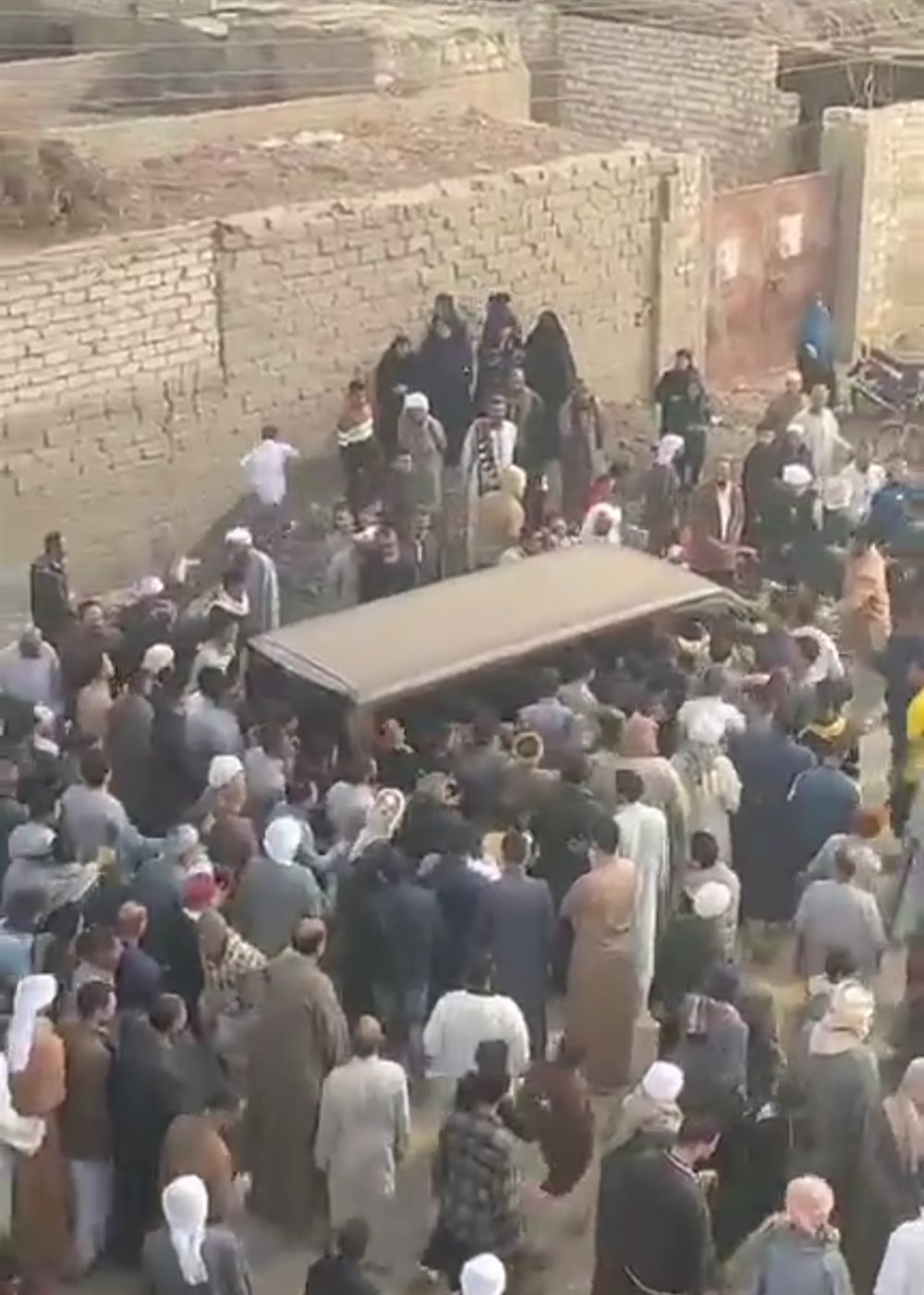 تشييع جثمان شاب توفى في حادث انقلاب سيارة أثناء عمله بالسعودية بمسقط رأسه في أبو ناعورة بالفيوم