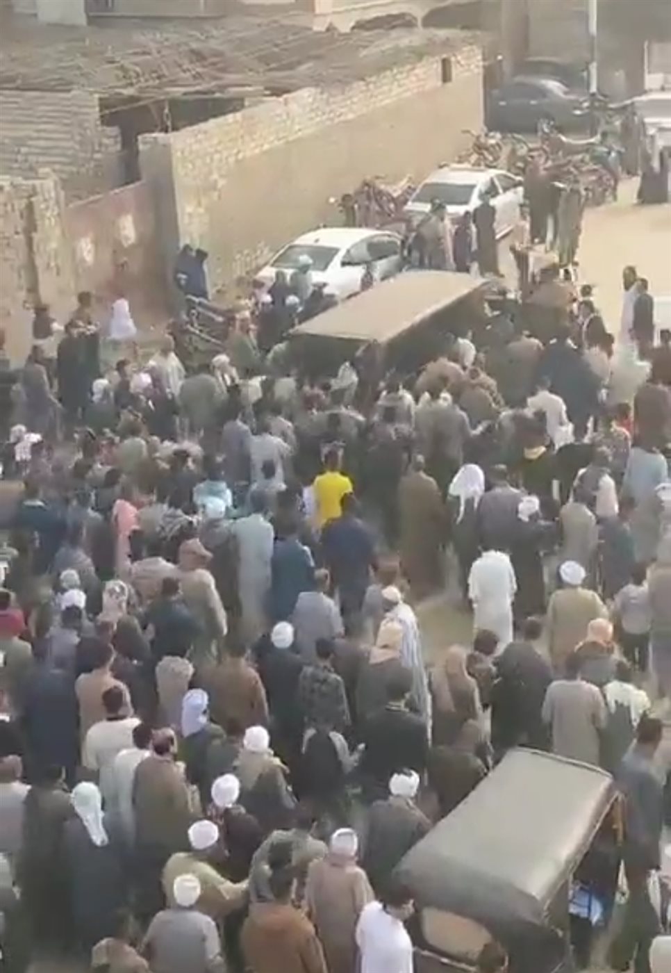 تشييع جثمان شاب توفى في حادث انقلاب سيارة أثناء عمله بالسعودية بمسقط رأسه في أبو ناعورة بالفيوم