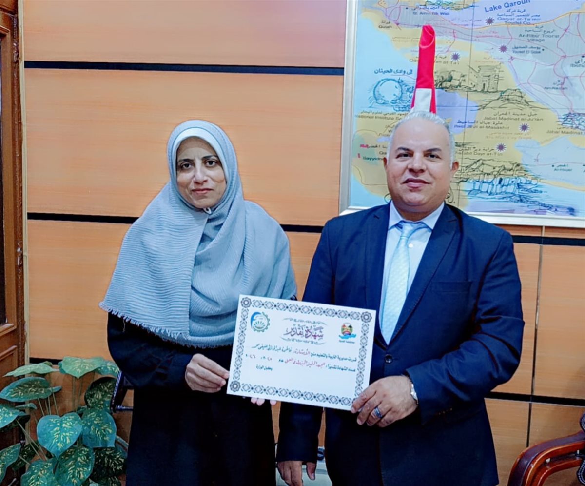 تكرم مديرة مدرسة فاطمة الزهراء ومعلمة وطالبة لتميزهم في مبادرة 