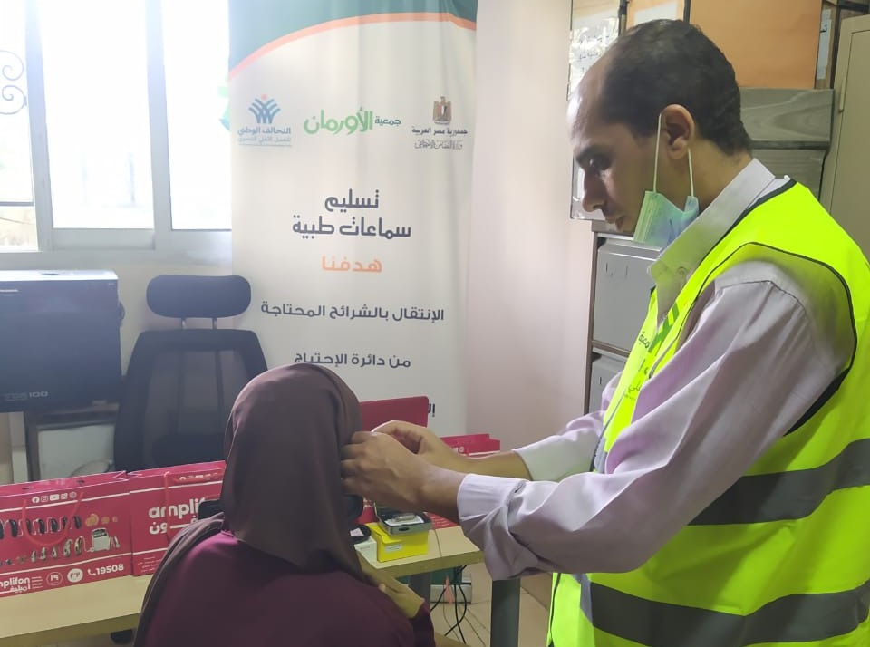 التضامن الإجتماعى بالفيوم .. تسليم عدد 13 سماعة طبية لذوى الهمم