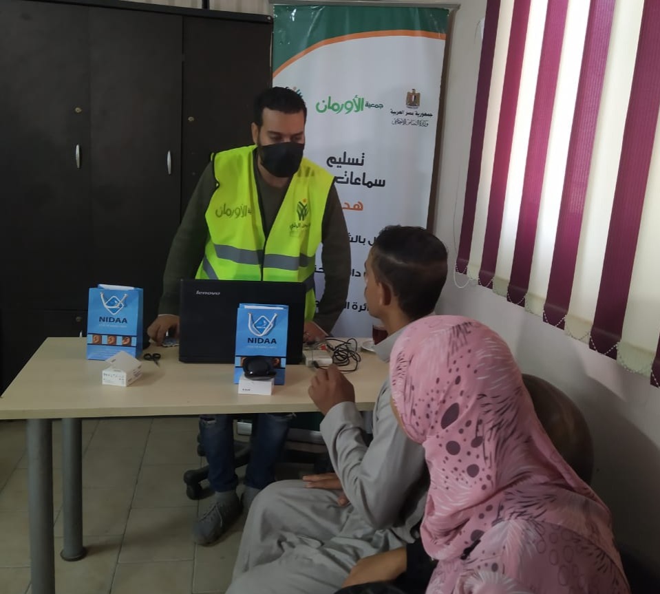 التضامن الإجتماعى بالفيوم .. تسليم عدد 13 سماعة طبية لذوى الهمم