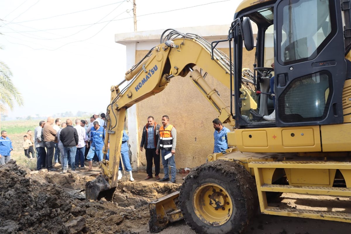 استجابة لشكوى الأهالي.. رئيس مياه الفيوم يتفقد عزبة راحيل ويأمر بإصلاح تسرب بخطوط المياه
