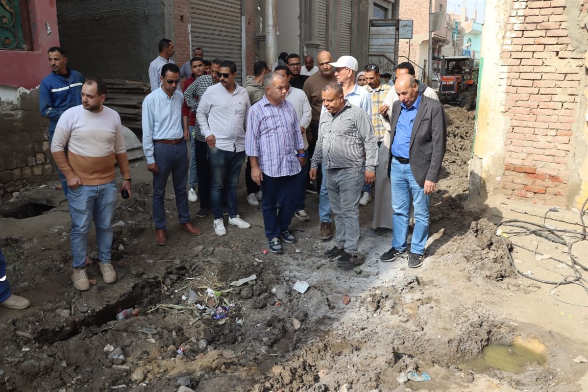 استجابة لشكوى الأهالي.. رئيس مياه الفيوم يتفقد عزبة راحيل ويأمر بإصلاح تسرب بخطوط المياه