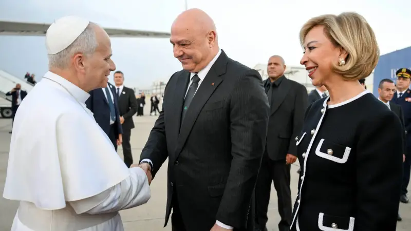 الرئيس اللبناني جوزيف عون وزوجته يستقبلان البابا ليو الرابع عشر بابا الفاتيكان في مطار رفيق الحريري الدولي في بيروت