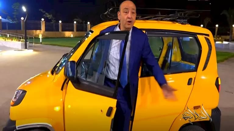 <strong>ظهور عمرو أديب بسيارة كيوت</strong>