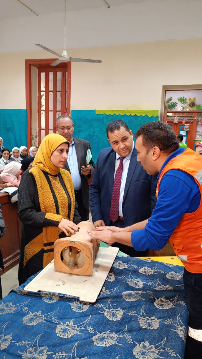 مدير تعليم الفيوم يتابع تدريب الإسعافات الأولية بمدرسة المحمدية الإعدادية للبنات