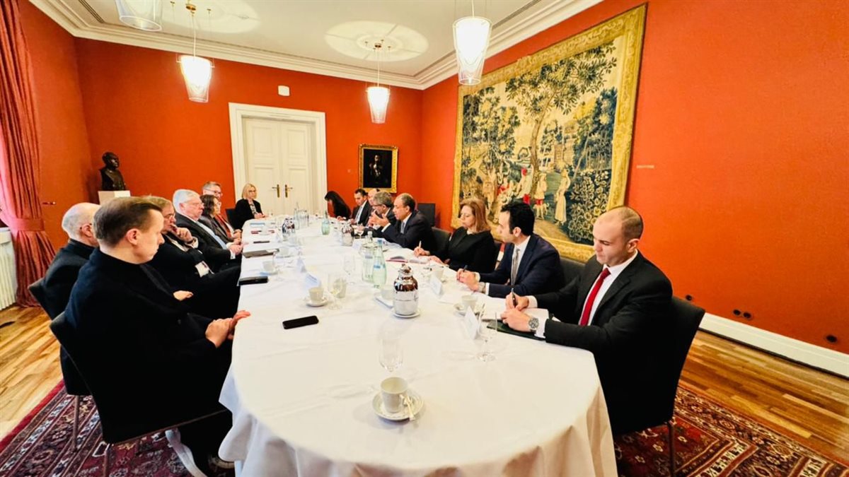 <strong>وزير الخارجية يلتقي مع أعضاء لجنة العلاقات الخارجية بالبرلمان الألماني</strong>