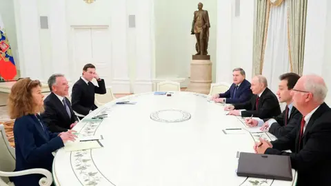 اجتماع بين الرئيس الروسي فلاديمير بوتين والوفد الأمريكي ستيف ويتكوف وجاريد كوشنر في الكرملين بشأن خطة السلام الأمريكية في أوكرانيا