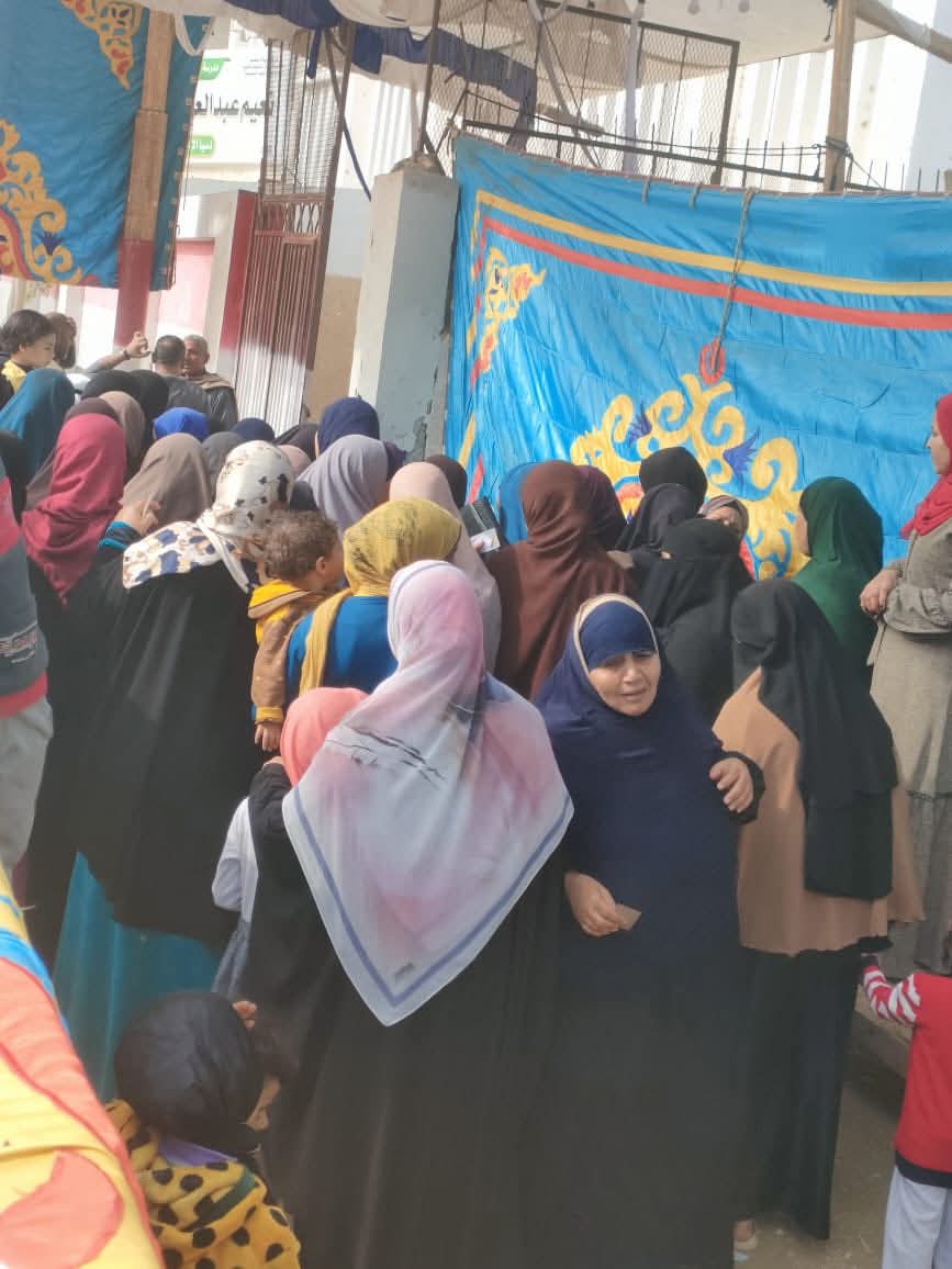 طوابير من السيدات على لجنة مدرسة دسيا بالفيوم في اليوم الثاني من الانتخابات للإدلاء بأصواتهن