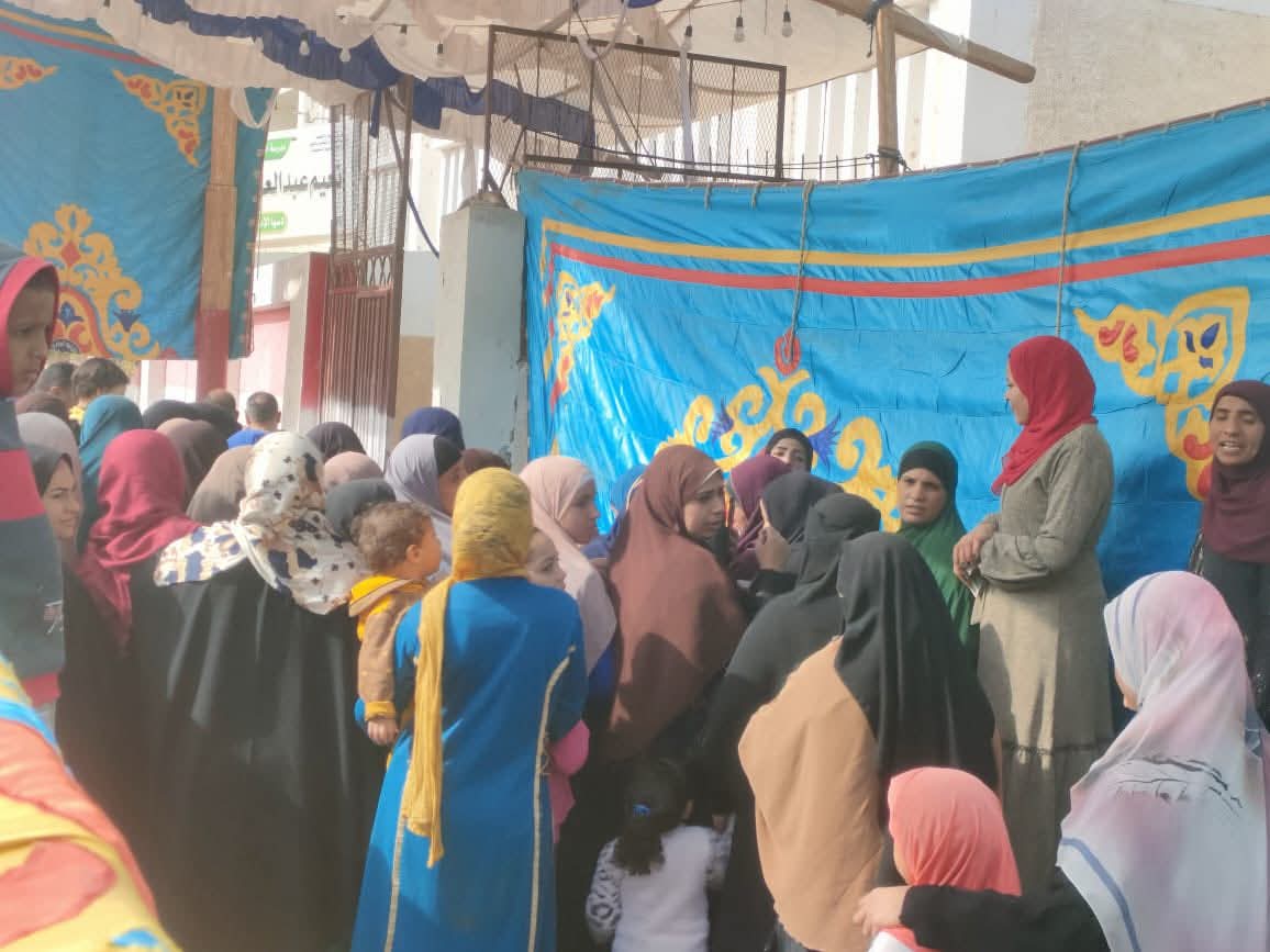 طوابير من السيدات على لجنة مدرسة دسيا بالفيوم في اليوم الثاني من الانتخابات للإدلاء بأصواتهن