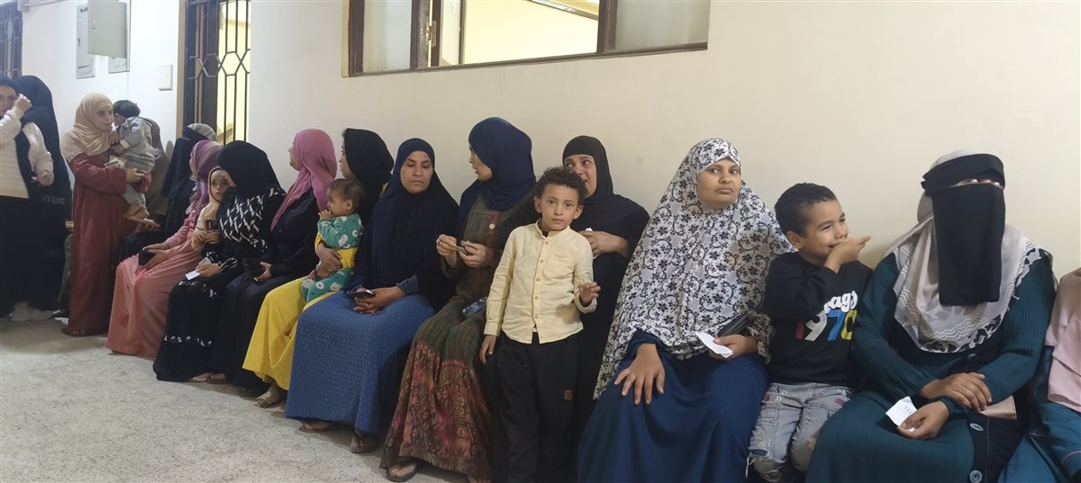 طوابير من السيدات على لجنة مدرسة دسيا بالفيوم في اليوم الثاني من الانتخابات للإدلاء بأصواتهن