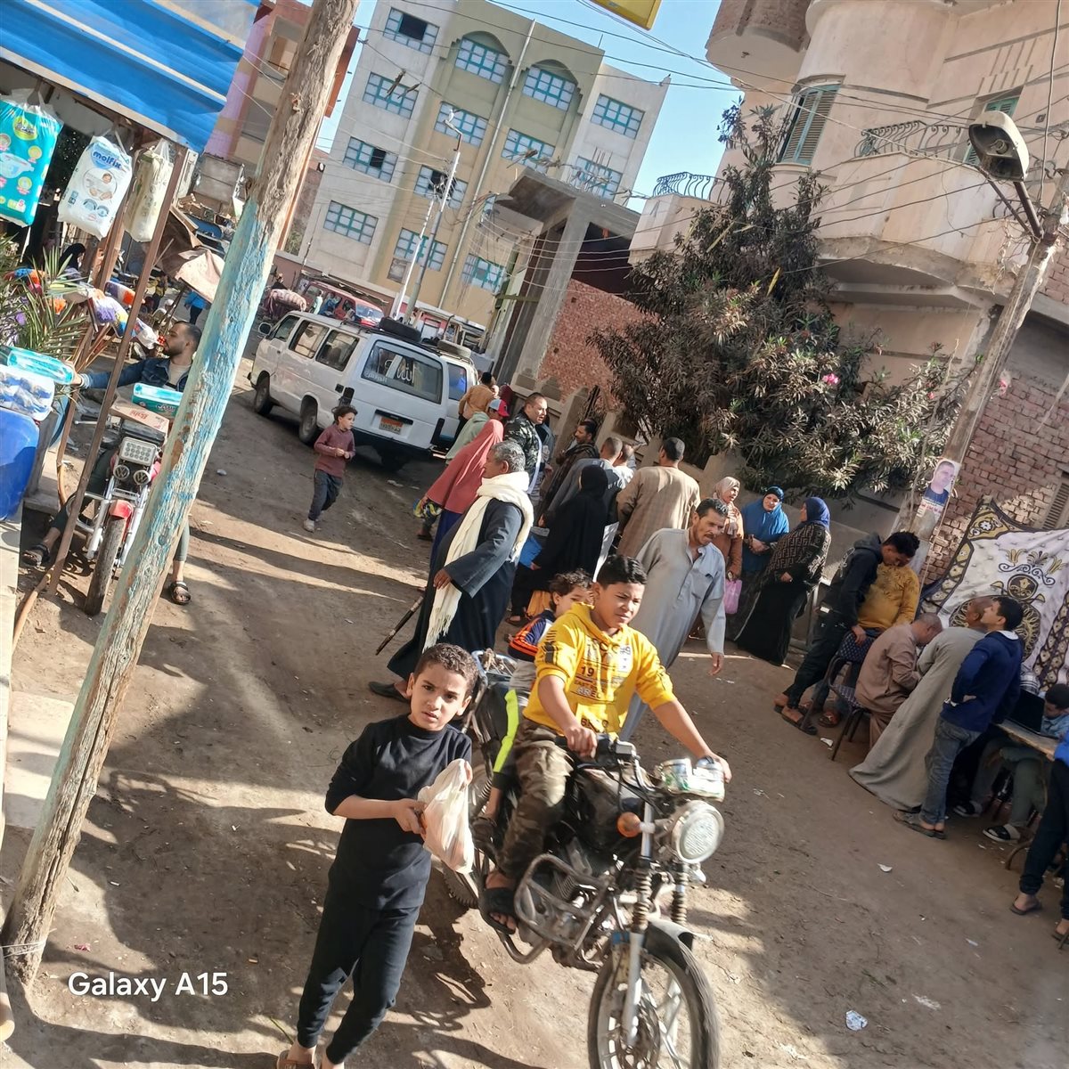 طوابير من السيدات على لجنة مدرسة السنباط بالفيوم في اليوم الثاني من الانتخابات للإدلاء بأصواتهن