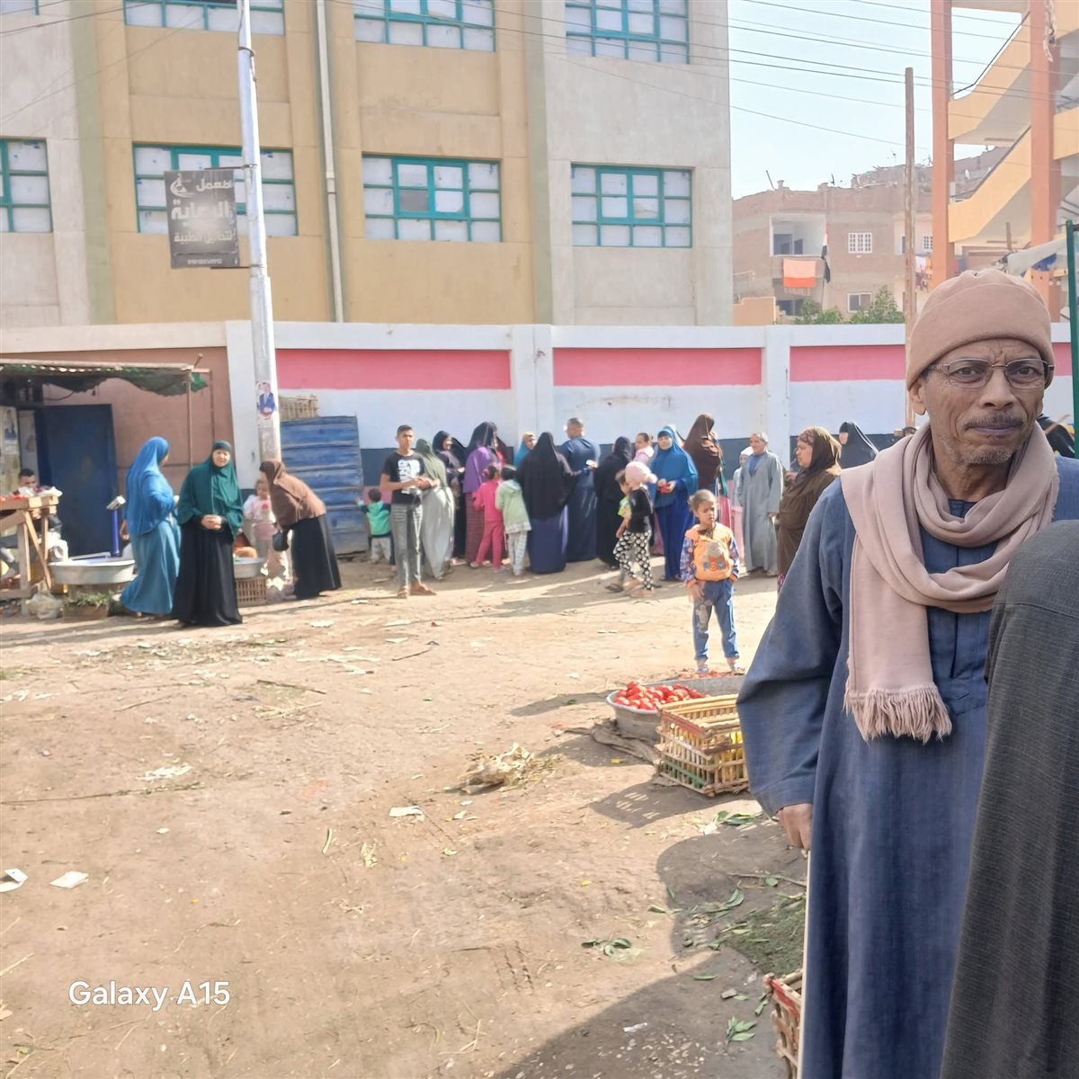 طوابير من السيدات على لجنة مدرسة السنباط بالفيوم في اليوم الثاني من الانتخابات للإدلاء بأصواتهن