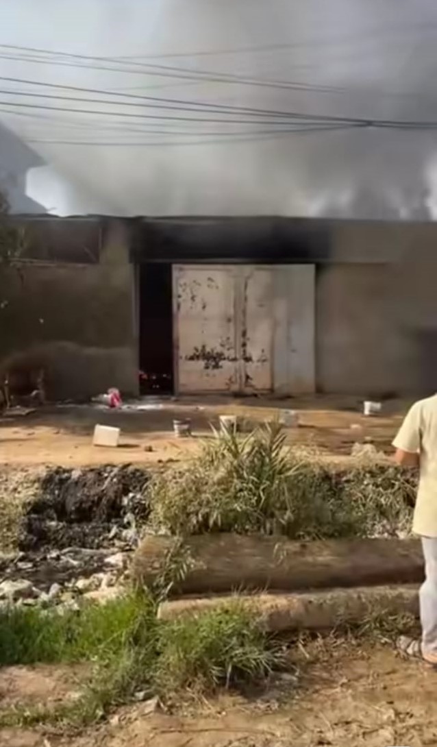 الدخان يتصاعد 