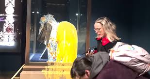 <strong>كاسترد وتفاح على صندوق العرض الملكي</strong>