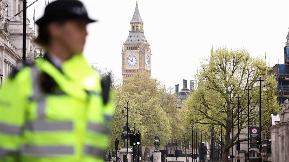 <strong>اعتقال 4 أشخاص بعد إلقاء طعام على تاج الدولة البريطاني</strong>