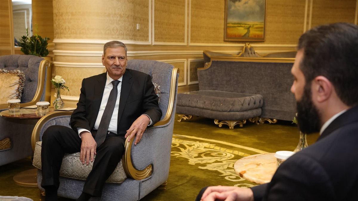 لقاء الرئيس السوري أحمد الشرع ورياض حجاب رئيس وزراء سوريا الأسبق على هامش منتدى الدوحة