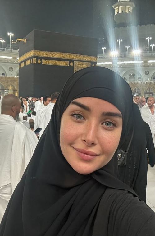 هنا الزاهد تؤدي مناسك العمرة