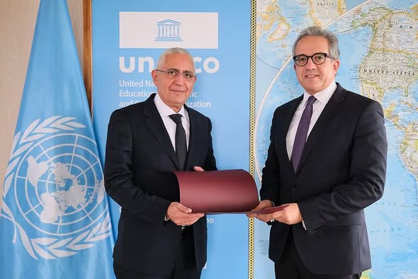 <strong>سفير مصر في باريس يقدم أوراق اعتماده إلى مدير عام منظمة اليونسكو</strong>