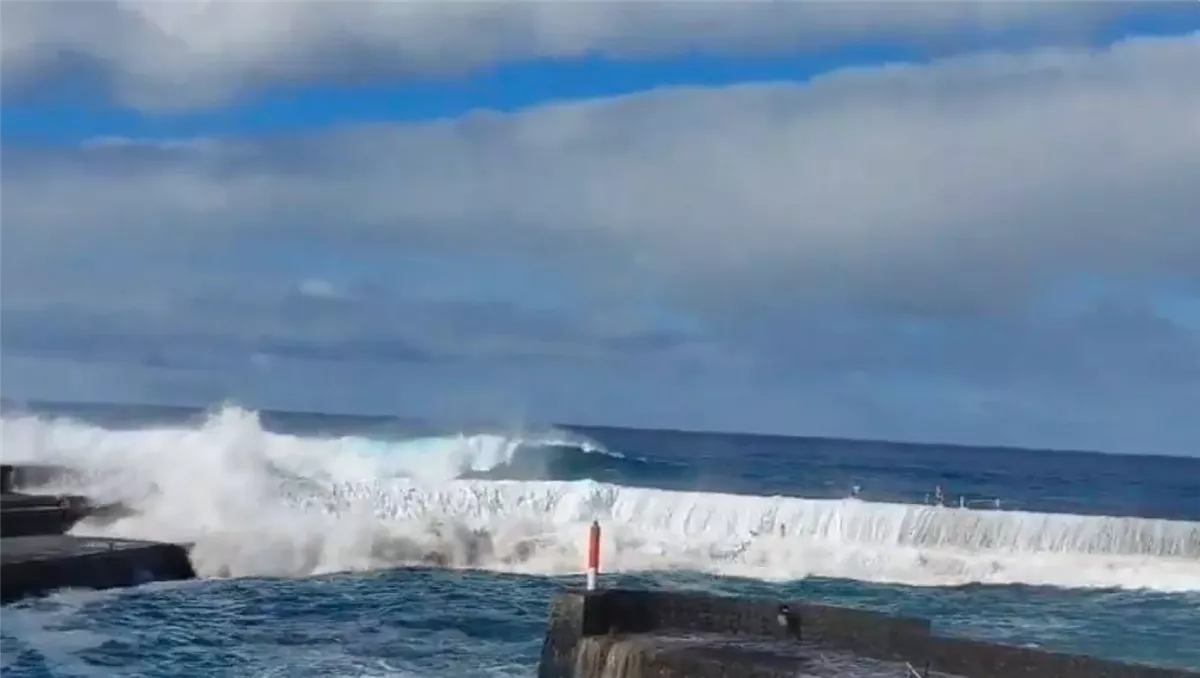 <strong>أمواج عاتية</strong>