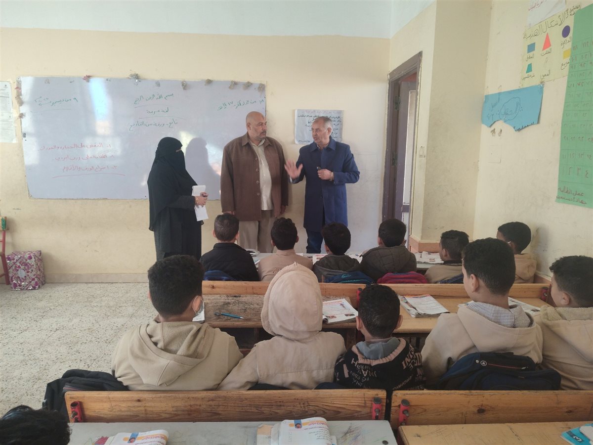 مديرإدارة أبشواي التعليمية ووكيلها يقيِمان الأداء المدرسي في مدارس أبوجنشو وأبوشنب البحرية