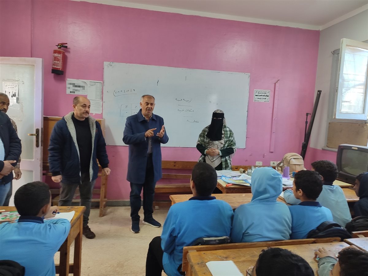 مديرإدارة أبشواي التعليمية ووكيلها يقيِمان الأداء المدرسي في مدارس أبوجنشو وأبوشنب البحرية