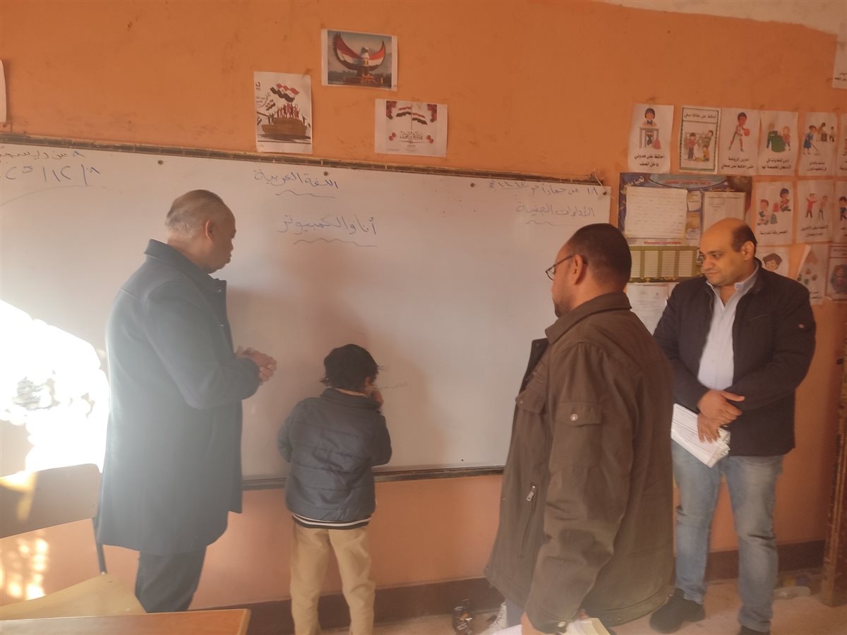 مديرإدارة أبشواي التعليمية ووكيلها يقيِمان الأداء المدرسي في مدارس أبوجنشو وأبوشنب البحرية