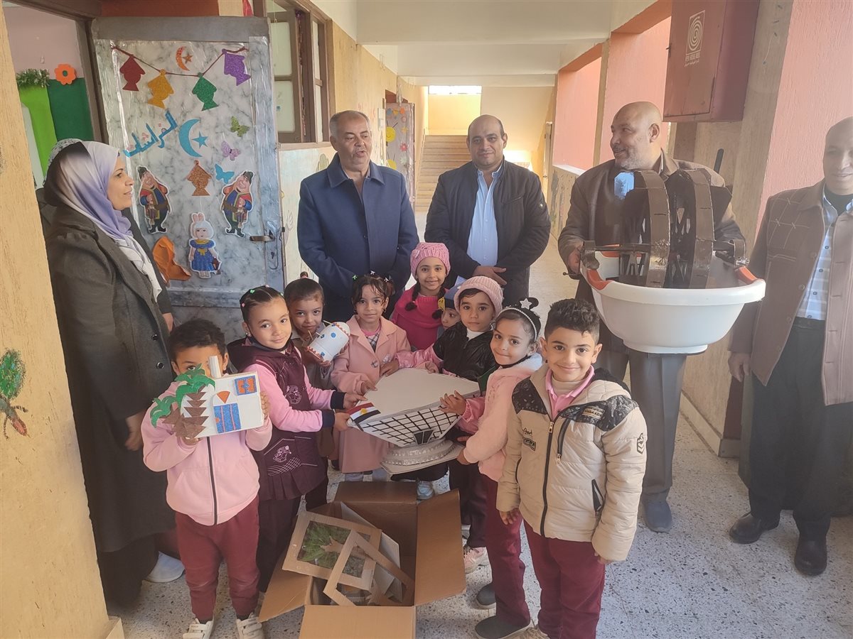 مديرإدارة أبشواي التعليمية ووكيلها يقيِمان الأداء المدرسي في مدارس أبوجنشو وأبوشنب البحرية