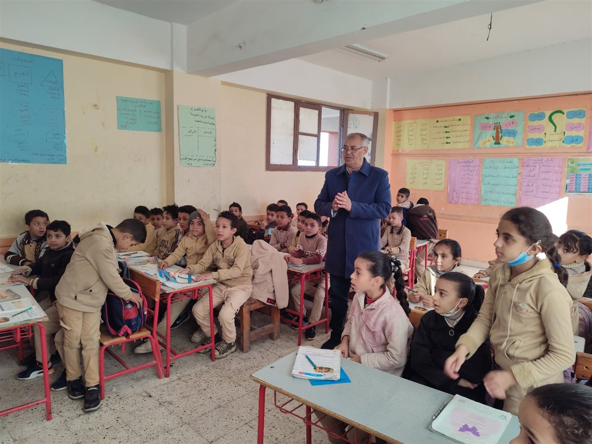 مديرإدارة أبشواي التعليمية ووكيلها يقيِمان الأداء المدرسي في مدارس أبوجنشو وأبوشنب البحرية