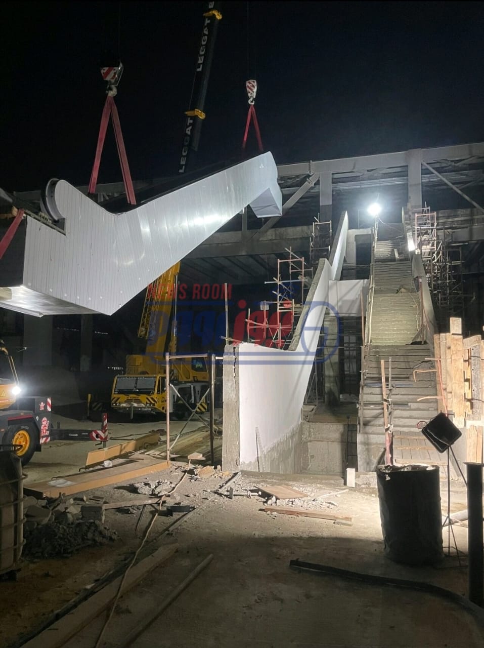 تركيب أول سلم متحرك بمشروع القطار الكهربائي السريع