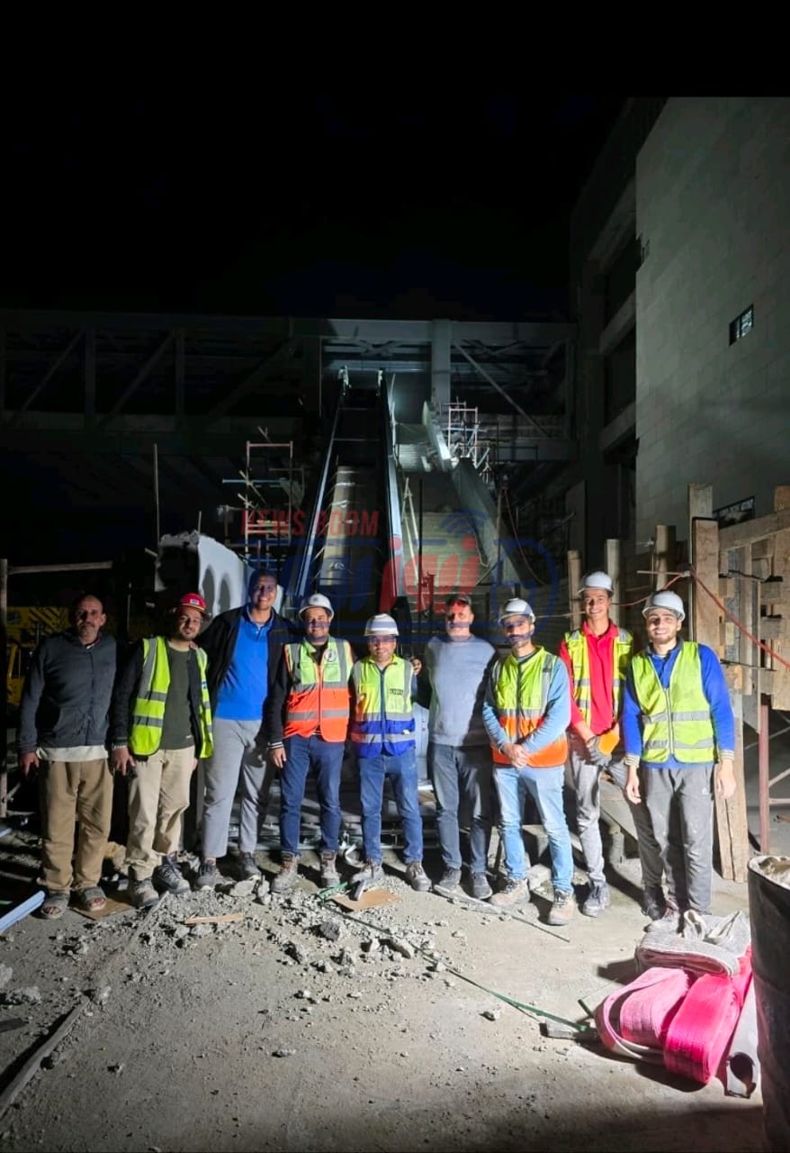 تركيب أول سلم متحرك بمشروع القطار الكهربائي السريع