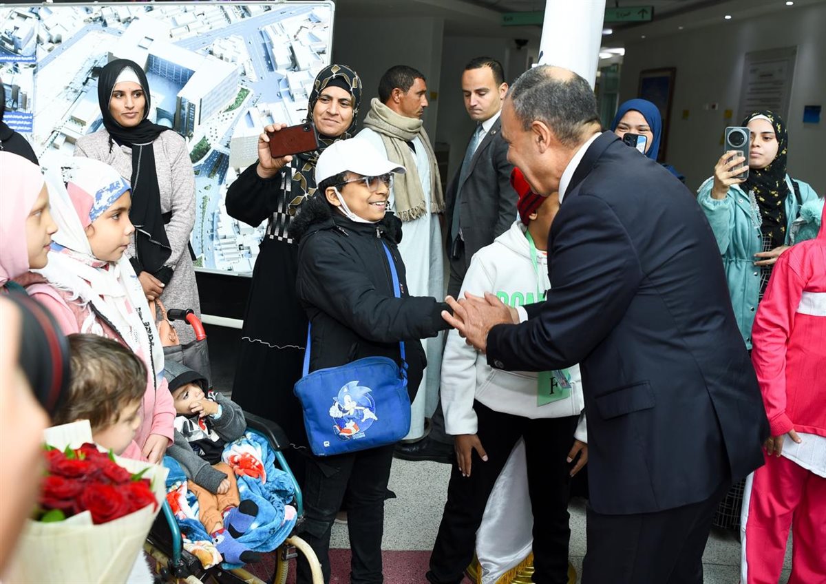 <strong>وزير الخارجية يزور مستشفى ٥٧٣٥٧</strong>