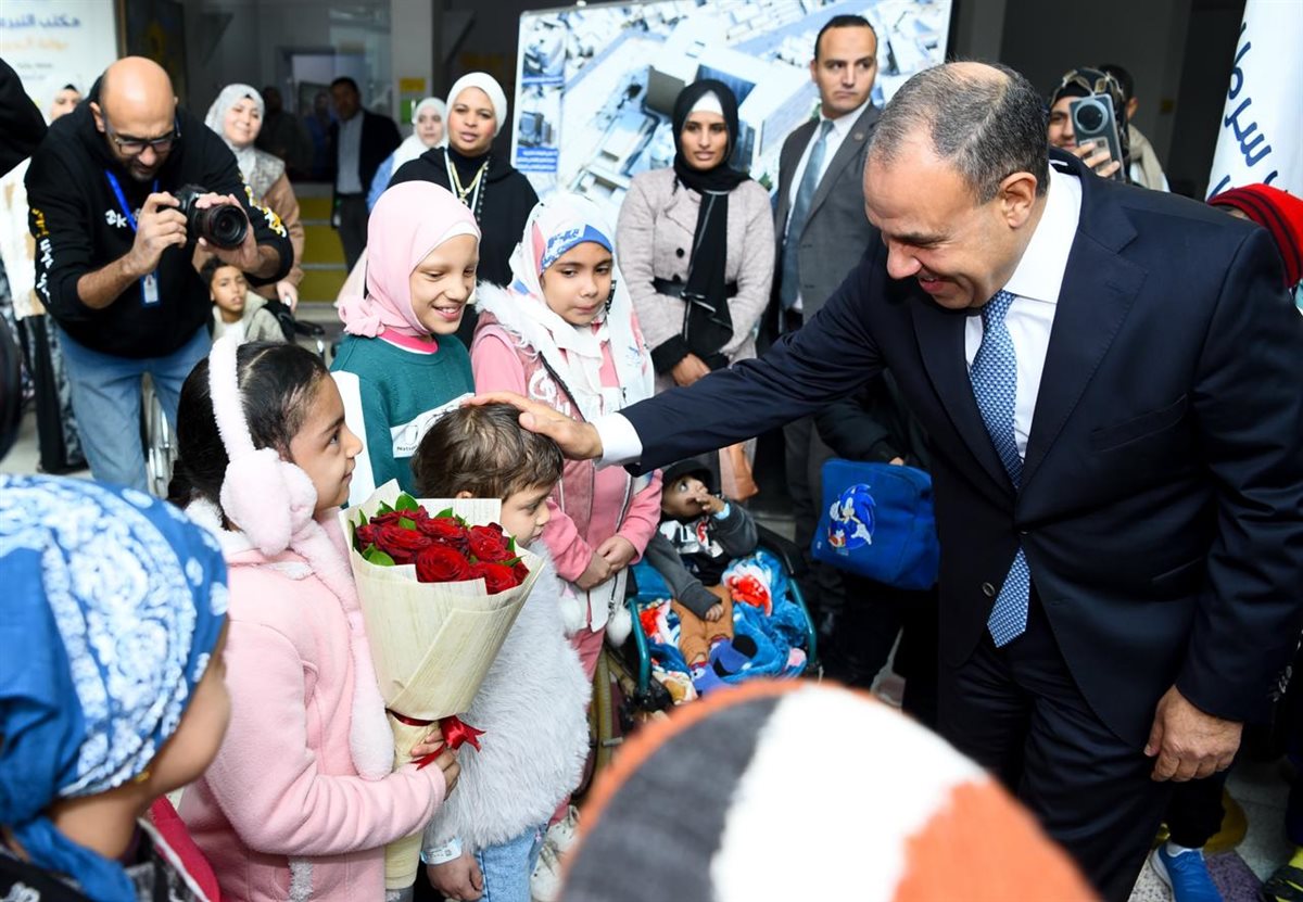 <strong>وزير الخارجية يزور مستشفى ٥٧٣٥٧</strong>